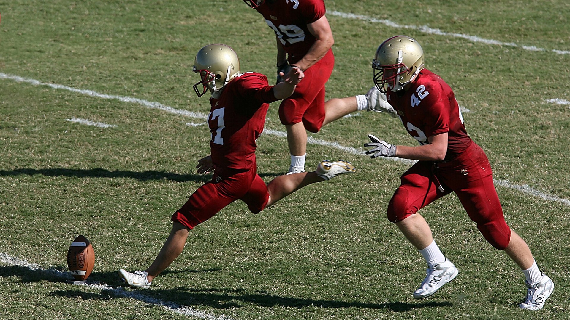 特色足球运动在国际高校中逐渐普及，促进交流融合，足球特色学校主题绘画